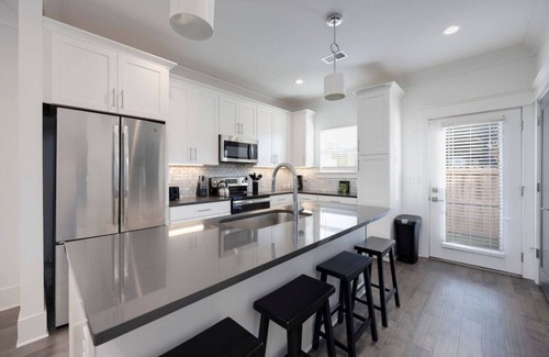 Urbandale Nations House | 10 Min To Broadway -Beautiful Music City Townhome
