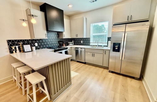 Donelson House | 10 min to Broadway, Opry & airport! Roomy 3-bed, 3-bath home sleeps 12 and is packed with fun. Highlights: Private game room Fast Wi-Fi & smart TVs Free driveway parking Full kitchen, grill area, dog park After shows and hot chicken