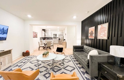 Donelson House | 10 min to Broadway, Opry & airport! Roomy 3-bed, 3-bath home sleeps 12 and is packed with fun. Highlights: Private game room Fast Wi-Fi & smart TVs Free driveway parking Full kitchen, grill area, dog park After shows and hot chicken
