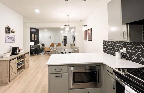 Donelson House | 10 min to Broadway, Opry & airport! Roomy 3-bed, 3-bath home sleeps 12 and is packed with fun. Highlights: Private game room Fast Wi-Fi & smart TVs Free driveway parking Full kitchen, grill area, dog park After shows and hot chicken