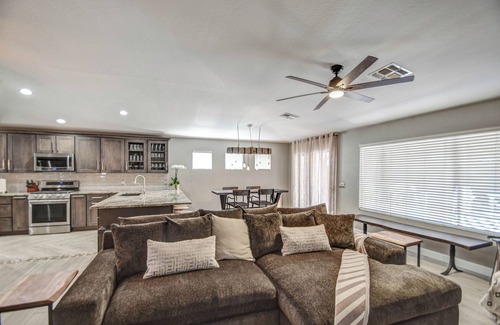 Gilbert House | 10 min walk to San Tan Village Mall in the Heart of Gilbert, AZ