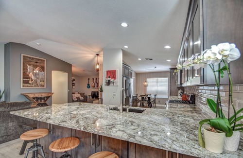 Gilbert House | 10 min walk to San Tan Village Mall in the Heart of Gilbert, AZ