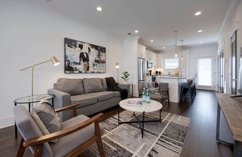 Urbandale Nations House | 10 Mins To Broadway - Pet-Friendly Escape