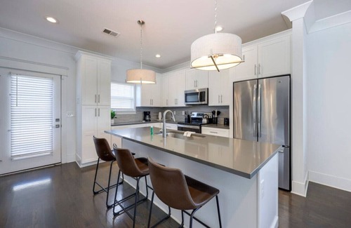 Urbandale Nations House | 10 Mins To Broadway - Stunning Townhome