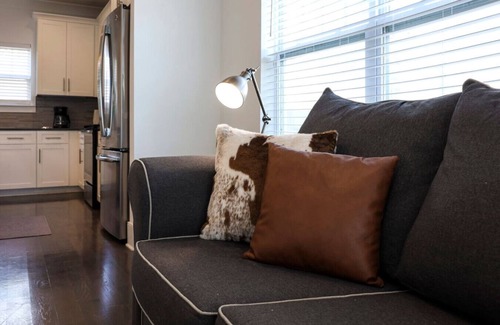 Urbandale Nations House | 10 Mins To Broadway - Stunning Townhome