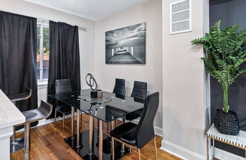 Potomac West House | 10 Mins to Downtown DC| 5 Min from Reagan Airport| Free Parking On Site| Self Check In|