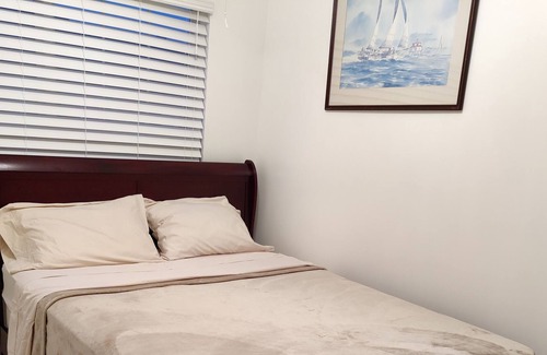 Sterling House | 10 minutes from Airport and Dulles Town Center.