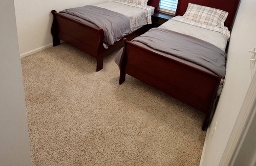 Sterling House | 10 minutes from Airport and Dulles Town Center.