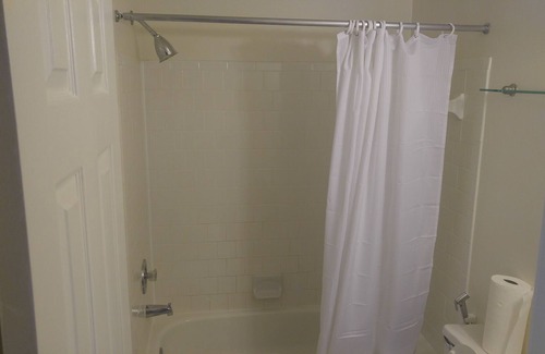 Sterling House | 10 minutes from Airport and Dulles Town Center.
