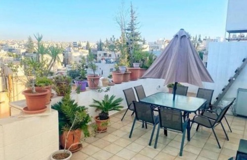 Al Abdali Apartment | 10 minutes from downtown , Sunny Rooftop Apartment with City View