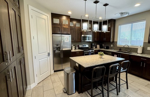 Moab House | 10 Minutes to Arches NP I Close to Downtown Moab | Garage I Pool and Hot Tub