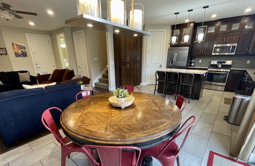 Moab House | 10 Minutes to Arches NP I Close to Downtown Moab | Garage I Pool and Hot Tub