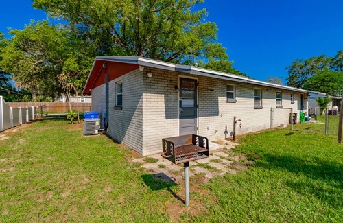 University Apartment | 10 minutes to Busch Gardens and USF. Family sized space with backyard and grill.