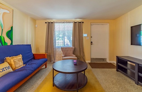 University Apartment | 10 minutes to Busch Gardens and USF. Family sized space with backyard and grill.