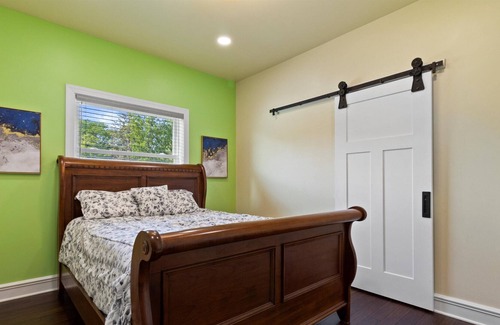 Brown Deer House | 10 minutes to downtown! Family-sized homes with rec room and bar.