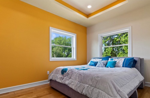 Brown Deer House | 10 minutes to downtown! Family-sized homes with rec room and bar.