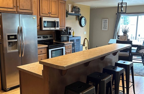Hobart House | 10 Minutes to Lambeau Field! 4BR Ranch w/Rec room & Private yard