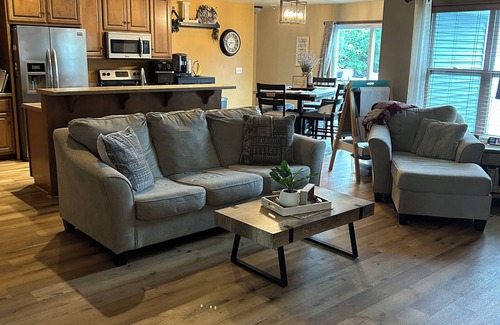 Hobart House | 10 Minutes to Lambeau Field! 4BR Ranch w/Rec room & Private yard