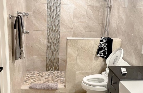 South Gate Ridge House | 10 minutes to siesta key beach! Hot tub an pool heated two master bedrooms!