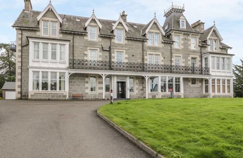 Newtonmore Apartment | 10 MONARCH COUNTRY APARTMENTS, with a garden in Newtonmore