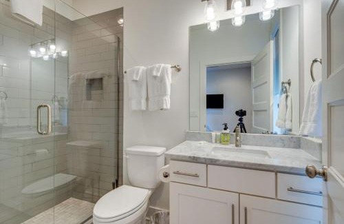 Katie Hill Neighborhood House | 10 Percent OFF New Home Downtown Sleeps 8