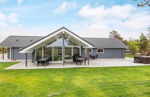 Sønderstrand House | 10 person holiday home in R m
