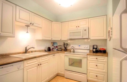 Demere Park Condo | 10% SEPTEMBER DISCOUNT! GROUND FLOOR, WALK TO VILLAGE, PET FRIENDLY