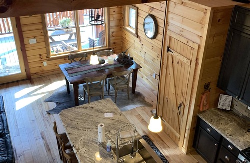 Franklin Cabin | 100 acres Nature lover’s PARADISE. hilly hiking trails & creeks. Upscale Cabin!