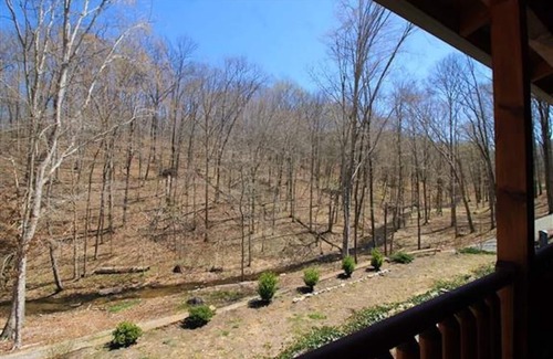 Franklin Cabin | 100 acres Nature lover’s PARADISE. hilly hiking trails & creeks. Upscale Cabin!