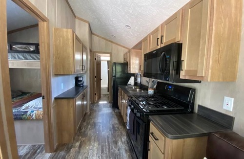 Logan Cabin | 100) Bluebird Farmhouse Style Cabin. Close to Hocking Hills State Park and more!