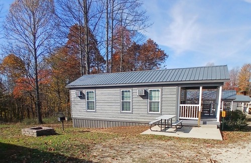 Logan Cabin | 100) Bluebird Farmhouse Style Cabin. Close to Hocking Hills State Park and more!
