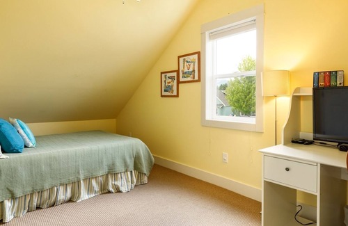 Oroville House | 100 Flip Flop Lane (Country)