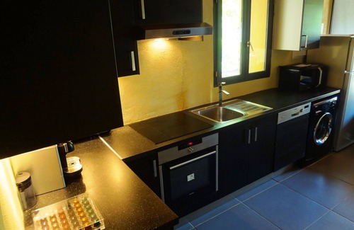 Uzes Apartment | 100% quiet in Uzès! pool 10X5m, 70m² with AC + private terrace, WIFI, big garden