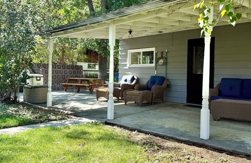 Manhattan House | 100 year old Montana Cottage!
