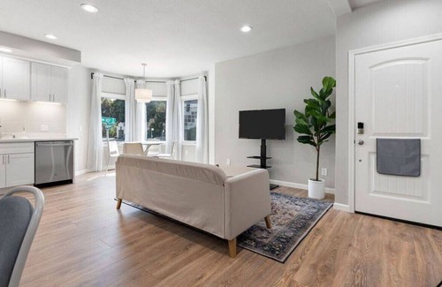 West Oakland House | 1002 Adeline St. Oakland 2BR City Nest 13mins Walk to BART