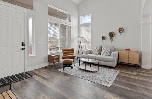 Southridge House | 10039 Heatherwood Pl · Mid Term Stay - Highlands Ranch, Newly Remodeld!
