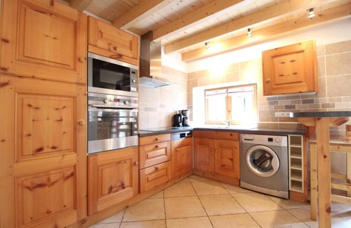 Val Cenis Apartment | 100m from resort center, 1st floor, balcony, fireplace or stove, tv, ski locker, 90m², Val Cenis