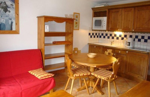 Pralognan-la-Vanoise Apartment | 100m from ski slopes, 1st floor, balcony, parking, tv, ski locker, 35m², Pralognan-la-Vanoise