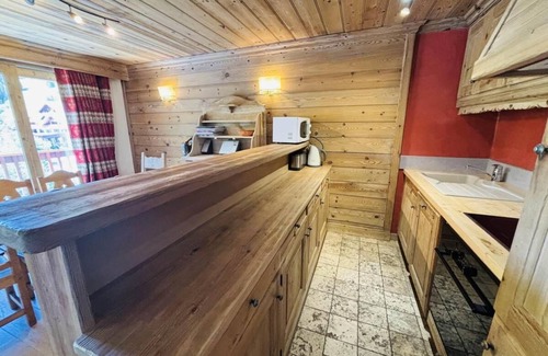 Meribel Centre Apartment | 100m from ski slopes, 4th floor, balcony, tv, ski locker, 70m², Méribel