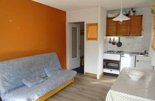 Plan Peisey Apartment | 100m from ski slopes, 5th floor, view mountain, balcony, parking, tv, ski locker, 35m²