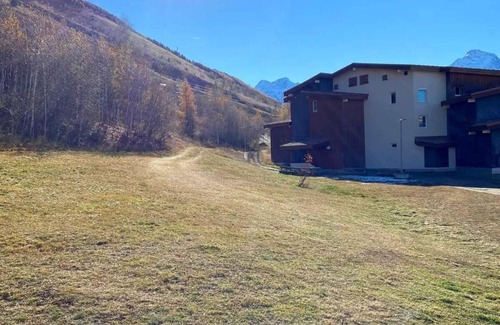 Mont-de-Lans Apartment | 100m from ski slopes, 1st floor, tv, ski locker, 24m², Les 2 Alpes
