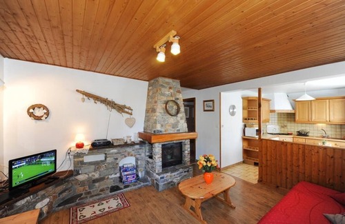 Le Bettaix Apartment | 100m from ski slopes, 1st floor, fireplace or stove, parking, tv, 60m², Les Menuires