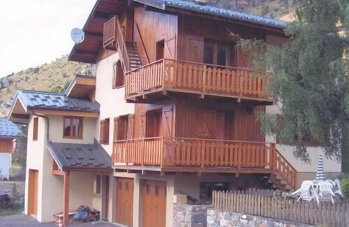 Le Bettaix Apartment | 100m from ski slopes, 1st floor, fireplace or stove, parking, tv, 60m², Les Menuires