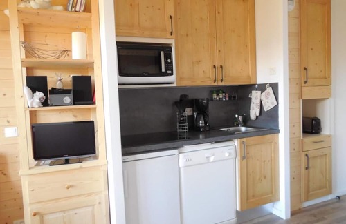 Bellentre Apartment | 100m from ski slopes, 1st floor, view mountain, balcony, tv, ski locker, 34m², Montchavin La Plagne