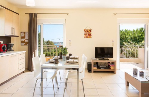 Marathi Villa | 100m to Beach/Private Heated Pool/Family-Friendly Villa/Ping Pong/BBQ