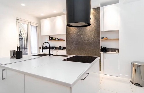 Saint-Victor Apartment | 100m² on Rue Saint-Séverin, right around the corner from the Latin Quarter