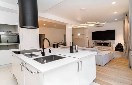 Saint-Victor Apartment | 100m² on Rue Saint-Séverin, right around the corner from the Latin Quarter