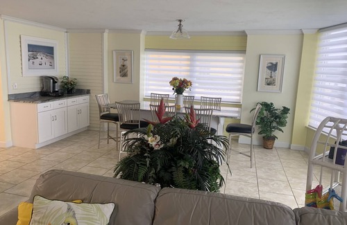 Daytona Beach Shores Condo | #101 3BR, 3KING BEDS, 3BA Max 6, #20 Dog, Discount 7nt, INSIDE LAUNDRY, SPACIOUS