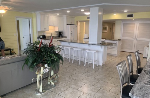 Daytona Beach Shores Condo | #101 3BR, 3KING BEDS, 3BA Max 6, #20 Dog, Discount 7nt, INSIDE LAUNDRY, SPACIOUS