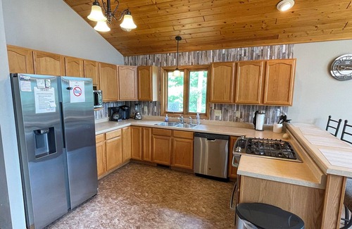 Tomahawk House | 101 Upper Lake Mohawksin Shores, 3 bed, 2 bath with master